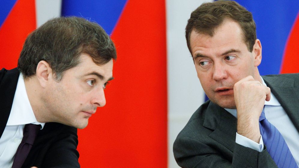 Foto: Vladislav Surkov y Dmitry Medvedev en 2011. (Efe)