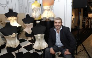 Lorenzo Caprile expone su colección privada de corsés
