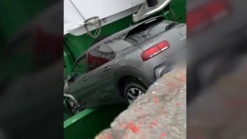 La extraña caída de un coche sobre un pesquero