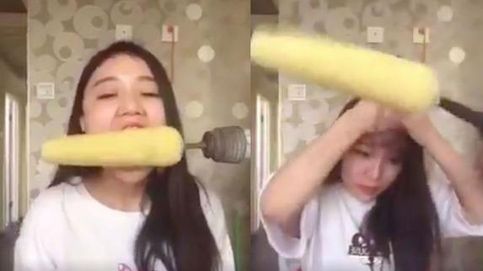 Una china se queda sin pelo al jugar con un taladro y una mazorca de maíz