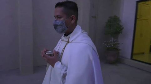 Un cura de Tijuana (México) bendice a los fieles para frenar los contagios