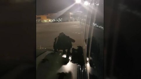 Un pasajero de Ryanair desembarca por un ala del avión en Málaga