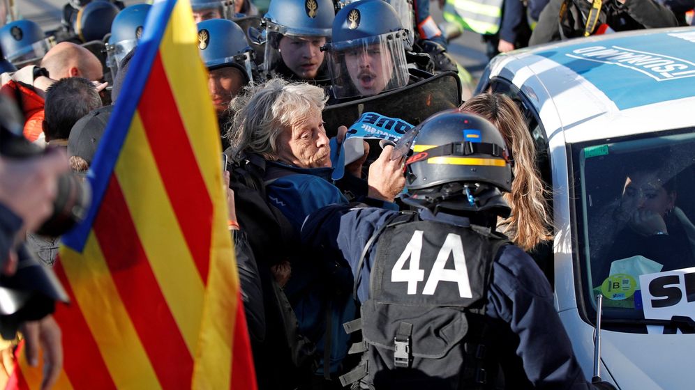 Foto: Gendarmes franceses tratan de desbloquear el corte de la autopista que enlaza España y Francia. (EFE)