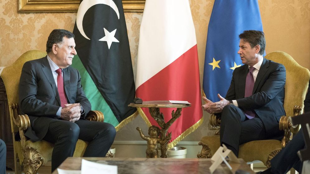 Foto: El primer ministro italiano, Giuseppe Conte, junto al primer ministro del Gobierno de Acuerdo Nacional libio, Fayez Serraj, en Roma. (EFE)