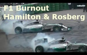 Hamilton y Rosberg queman rueda en la fiesta de Mercedes