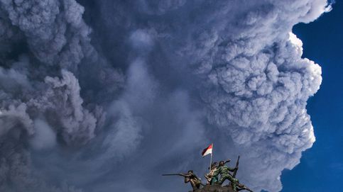 El volcán indonesio Sinabung entra en erupción por cuarta vez en ocho años tras cuatro siglos de inactividad