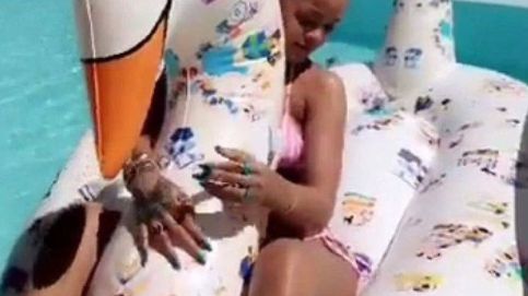 El fallido (y divertido) intento de Rihanna de domar un cisne hinchable