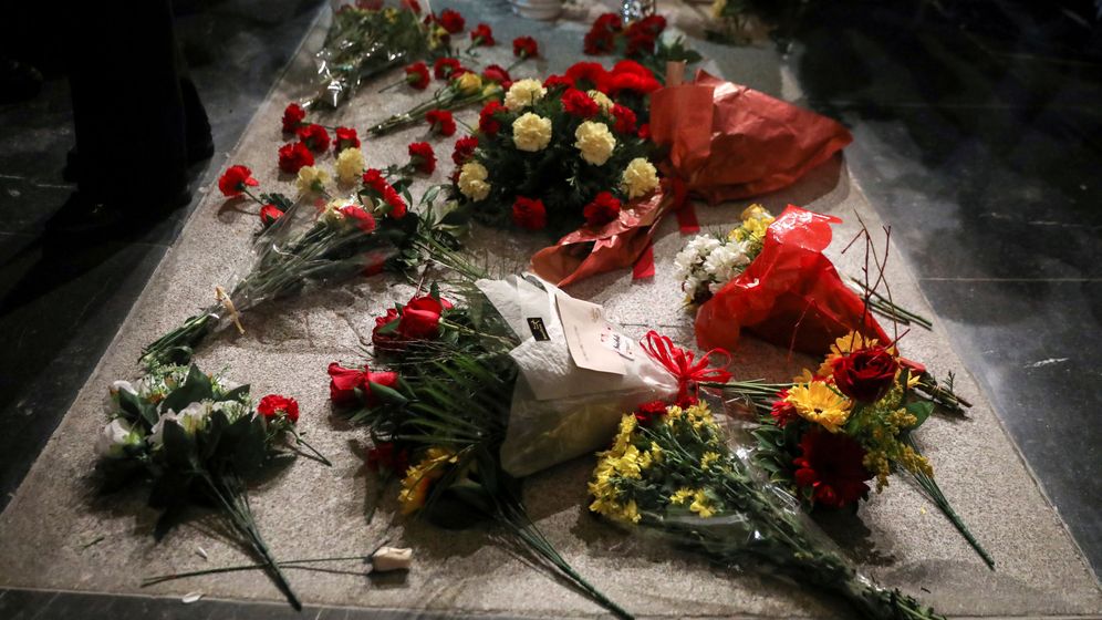 Foto: Varias personas depositan flores en la tumba del dictador Francisco Franco. (Reuters)