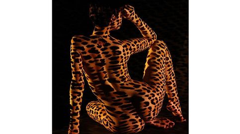 Dani Olivier o cómo vestir a una mujer desnuda con luces y sombras
