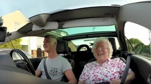 Sorpresa sobre el asfalto a una abuela de 86 años: la radio que sabía que era su cumpleaños