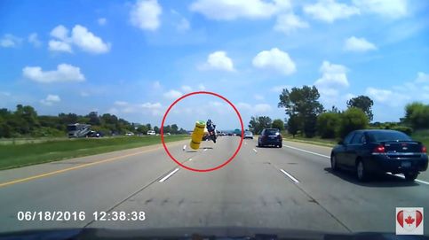 El aparatoso accidente de un motorista que no puede evitar un objeto caído sobre el asfalto