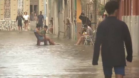Así pasan el rato los cubanos en las calles inundadas de La Habana
