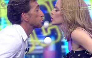 El beso de Pablo Motos y Kylie Minogue