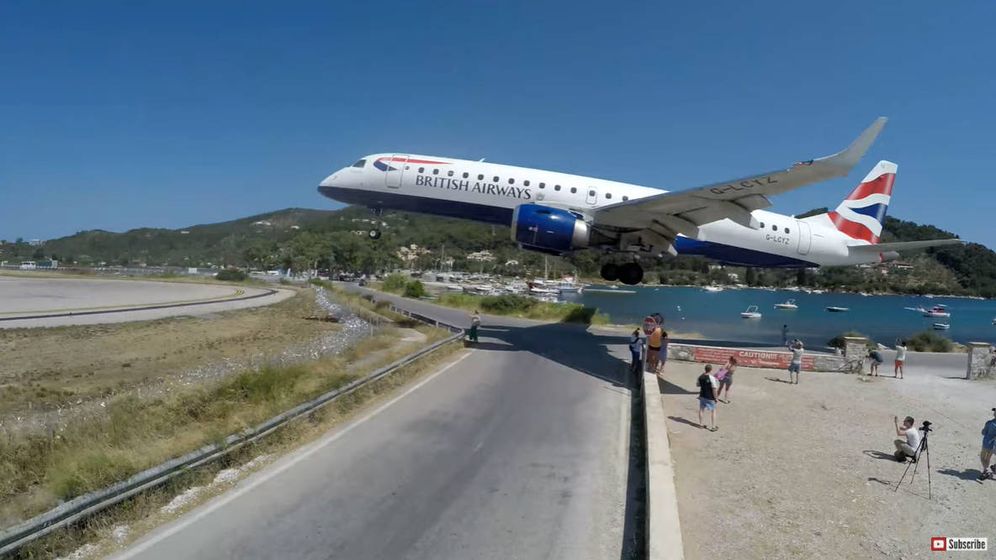 Foto: El avión de British Airways pasó a pocos metros de los turistas. (YouTube/Cargospotter)