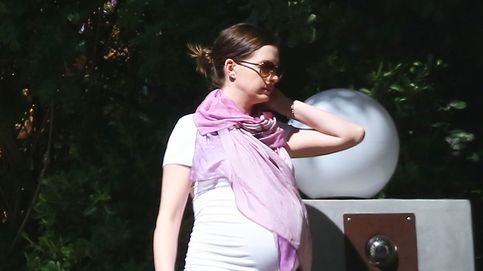 Una embarazadísima Anne Hathaway afronta la recta final antes de ver la cara de su bebé