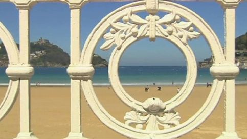 La mítica barandilla blanca de la playa de la Concha, en San Sebastián, cumple 100 años