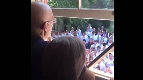 400 alumnos sorprenden a su profesor con cáncer cantándole una canción debajo de su casa