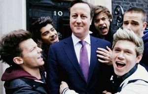 David Cameron, uno más en el videoclip de One Direction