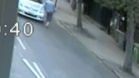Un conductor se baja del coche para empujar y tirar al suelo a un anciano