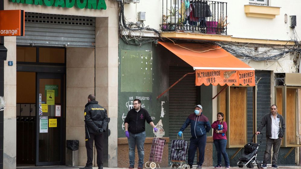 Foto: Ciudadanos haciendo cola para entrar en un supermercado. (EFE)