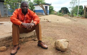 Sulliman Kande Saidu fue uno de los primeros infectados por ébola en Sierra Leona. Ahora recorre las aldeas concienciando del alcance de la enfermedad. (G. Araluce)