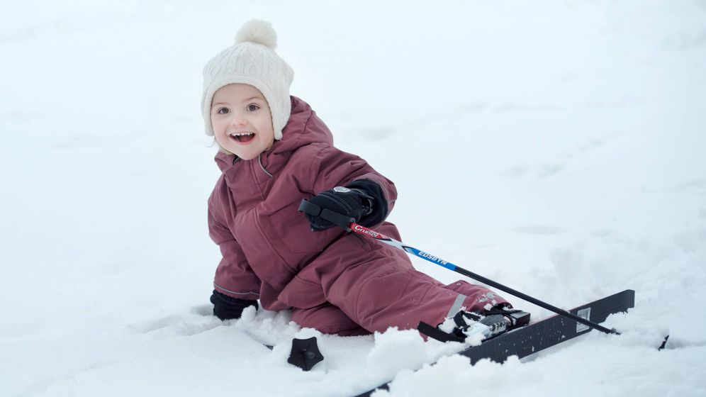 Foto:  Estela de Suecia, esquiando a los 3 años. (Getty)