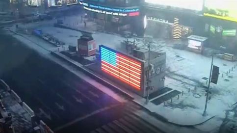 Así se cubre de nieve Times Square, en un minuto