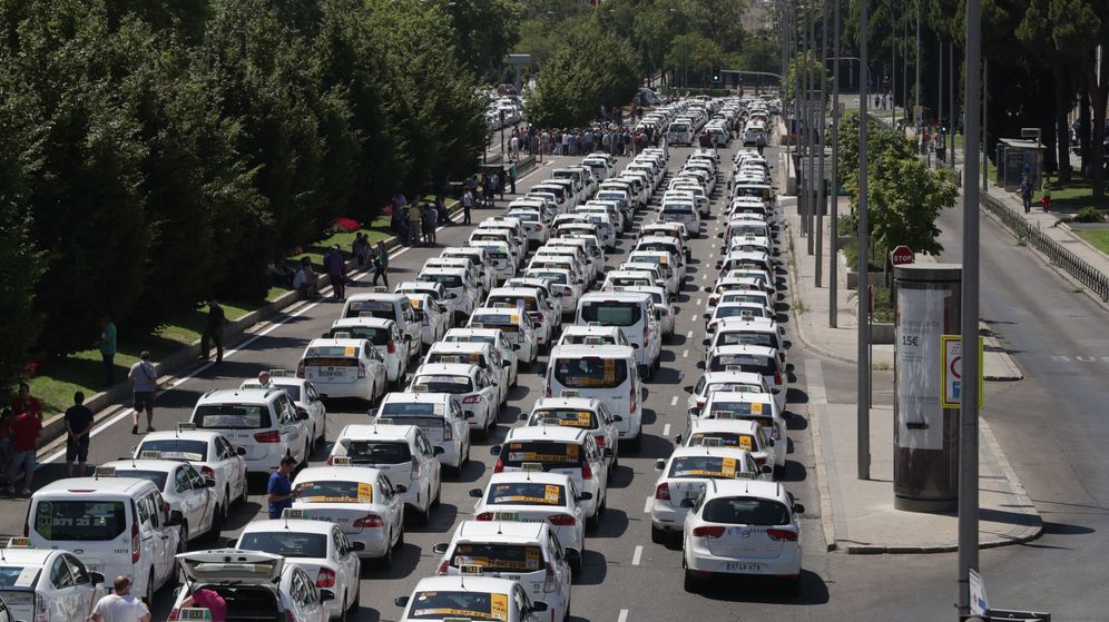 Foto:  Un grupo de taxis permanecen concentrados a su paso por el ministerio de Fomento este lunes. (EFE)