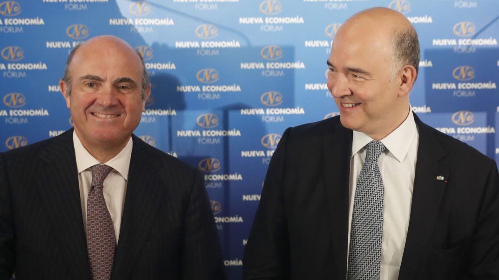Foto: El comisario europeo de Asuntos Económicos y Financieros, Pierre Moscovici, junto al ministro de Economía, Luis de Guindos (Efe)