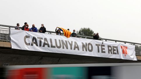 Pancartas y gritos para recibir al Rey y Sánchez en la fábrica de Seat en Cataluña