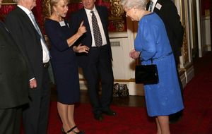 Isabel II y Kate Middleton reciben a los actores británicos en Buckingham