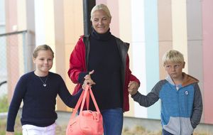 Mette-Marit y Haakon acompañan a la princesa Ingrid en su primer día de colegio