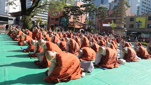 Ceremonia de ordenación budista y labores de desinfección en Seúl: el día en fotos