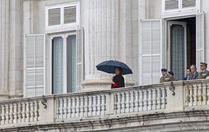 La Reina preside en solitario el cambio de guardia del Palacio Real