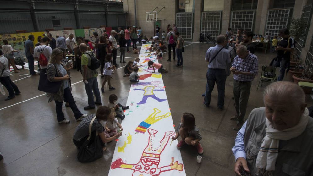 Foto: Profesores, padres, madres y alumnos, en las escuelas durante la vÃ­spera del 1-O. (EFE)