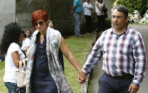 Amancio Ortega acude al entierro de Rosalía Mera acompañado por familiares