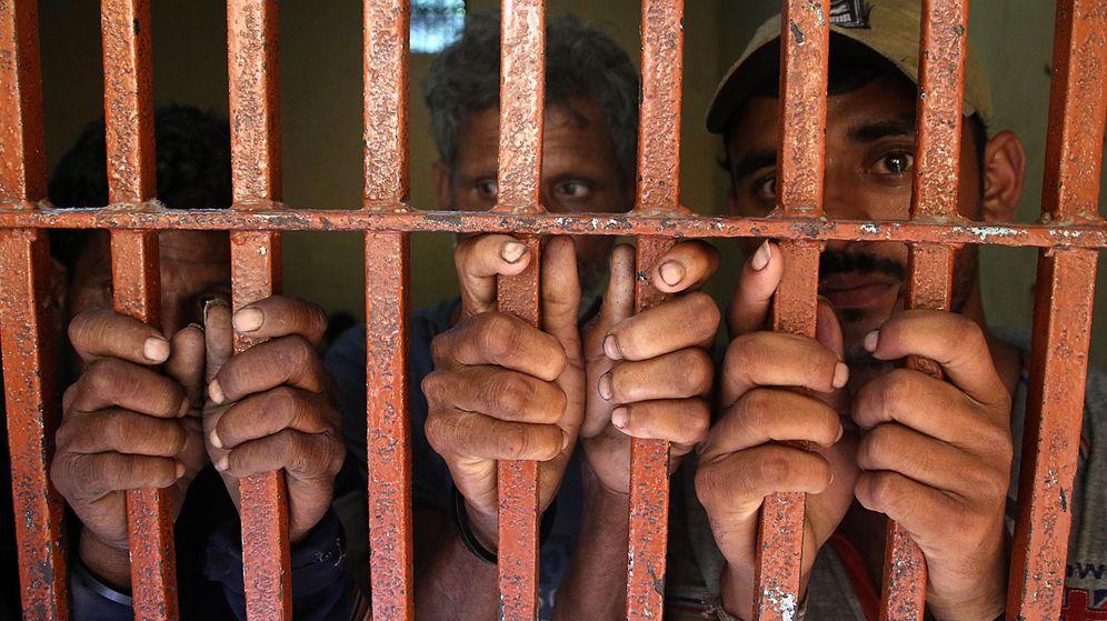 Foto: PImagen de archivo de dos hombres en una celda. (EFE)