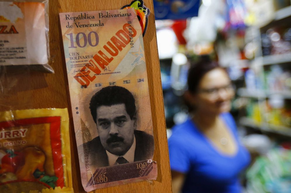 Foto: Un billete con el rostro del presidente Nicolás Maduro en un mercado de Caracas, Venezuela. (Reuters) 