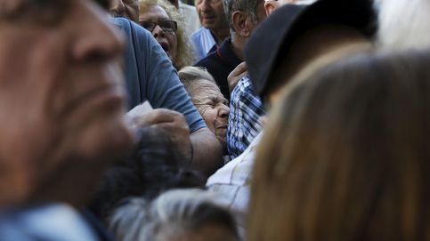 Aplastamientos, gritos y desesperación entre los jubilados de Grecia para cobrar parte de sus pensiones