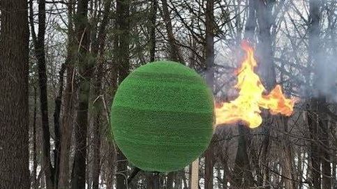 Construye una bola con 42.000 cerillas... y le prende fuego