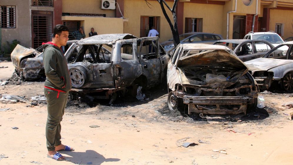 Foto: Escenas tras otro bombardeo el pasado abril en Libia. (EFE)