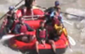 Gerard Piqué y Shakira se inician en el rafting