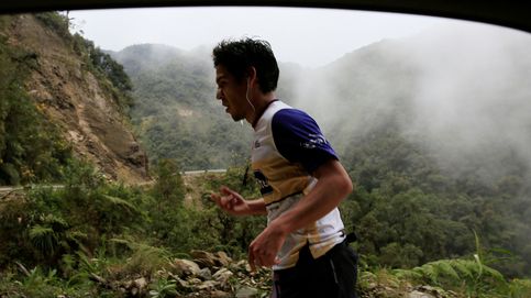 Más de cien atletas compiten en la carretera de la muerte en Bolivia