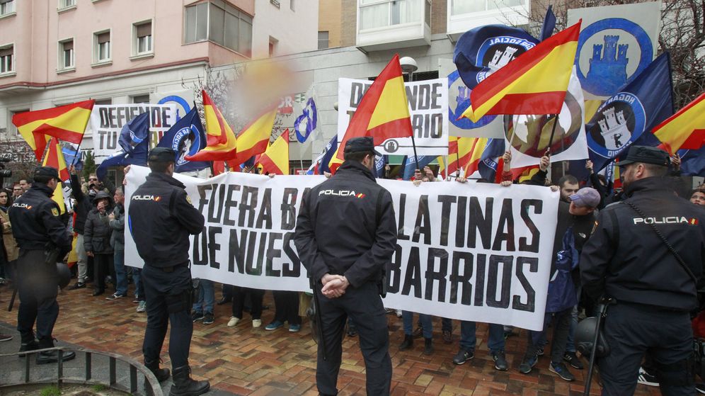 Foto: El colectivo de ultraderecha Hogar Social Madrid en una concentración en Tetuán con el lema 'Fuera bandas latinas de nuestros barrios'. (EFE)
