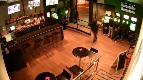 Las cámaras de seguridad graban un peculiar atraco a un bar de Alicante