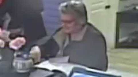 La policía de Massachusetts pide ayuda en Facebook para localizar a una anciana que roba propinas