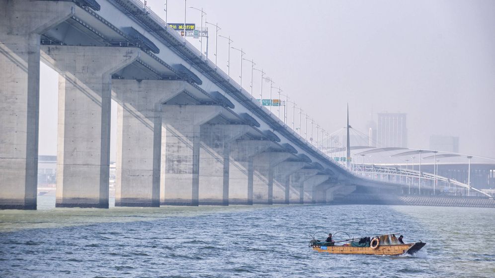 Foto: Vista del puente que conecta Zhuhai con Macao y Hong Kong. (Zigor Aldama)