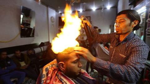 El peluquero que utiliza fuego para peinar a sus clientes