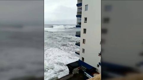 El edificio cuyo balcón fue arrasado por una ola se construyó directamente sobre el mar