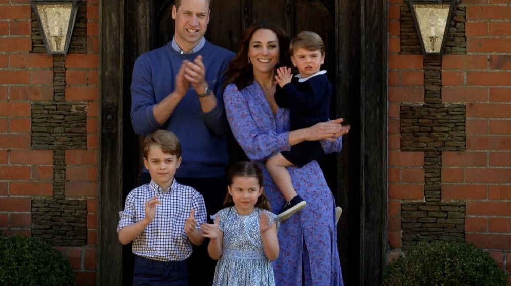 Foto: Los duques de Cambridge, con sus hijos. (BBC)